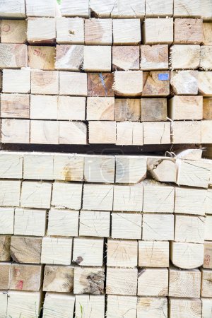 Téléchargez les photos : Empilement de planches de bois carrées pour les matériaux de meubles - en image libre de droit