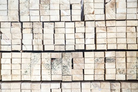Foto de Pila de tablones de madera cuadrados para materiales de muebles - Imagen libre de derechos