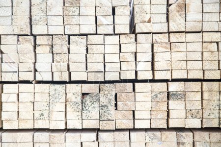 Téléchargez les photos : Empilement de planches de bois carrées pour les matériaux de meubles - en image libre de droit