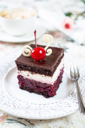 Téléchargez les photos : Gâteau au chocolat avec crème fouettée et cerise sur le dessus - en image libre de droit