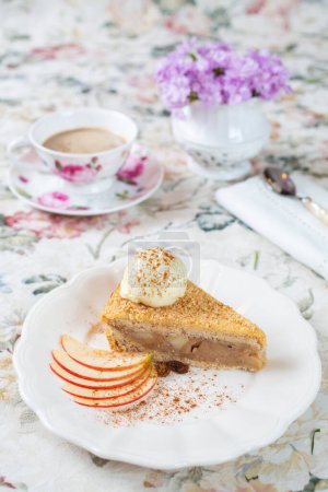 Téléchargez les photos : Gâteau aux pommes avec crème glacée - en image libre de droit