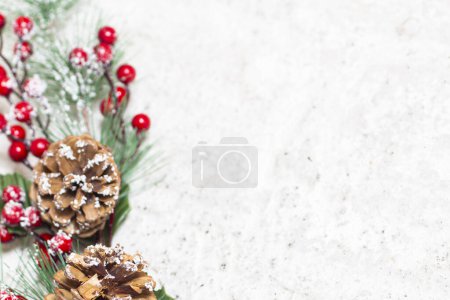 Foto de Decoración navideña de muérdago con bayas, hiedra y conos - Imagen libre de derechos