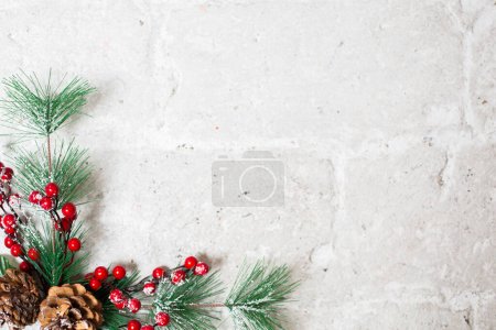 Téléchargez les photos : Décoration de Noël avec baies, lierre et cônes - en image libre de droit