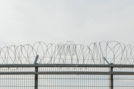 Foto de Un alambre de afeitar en la frontera entre dos países - Imagen libre de derechos