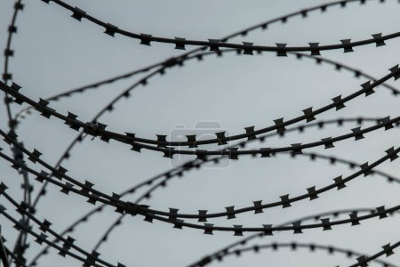 Téléchargez les photos : Un fil de rasoir à la frontière entre deux pays - en image libre de droit