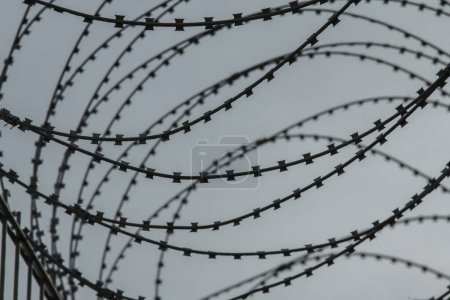 Foto de Un alambre de afeitar en la frontera entre dos países - Imagen libre de derechos