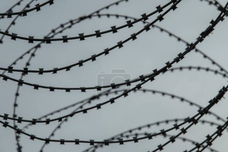 Téléchargez les photos : Un fil de rasoir à la frontière entre deux pays - en image libre de droit