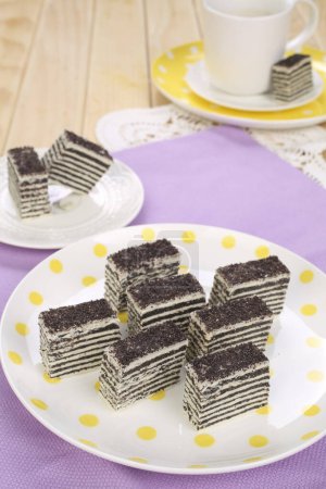 Téléchargez les photos : Petits gâteaux au chocolat, noix et biscuits - en image libre de droit
