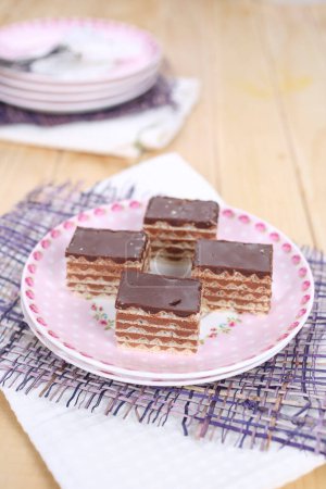 Téléchargez les photos : Dessert aux gaufres fait maison avec chocolat, biscuits et noix - en image libre de droit