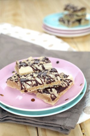 Foto de Pasteles pequeños con chocolate, nueces y galletas - Imagen libre de derechos