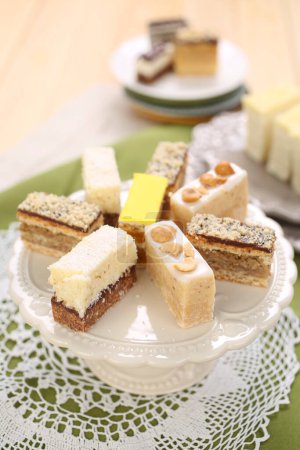 Foto de Mini rebanada de pequeños pasteles de colores con muchos sabores diferentes - Imagen libre de derechos