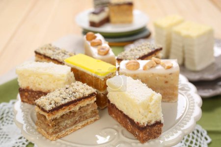 Téléchargez les photos : Mini tranche de petits gâteaux colorés avec beaucoup de saveurs différentes - en image libre de droit