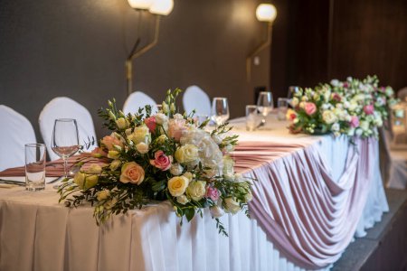 Foto de Hermosa decoración para una boda con flores - Imagen libre de derechos