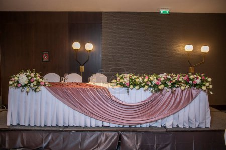 Téléchargez les photos : Belle décoration pour un mariage avec des fleurs - en image libre de droit
