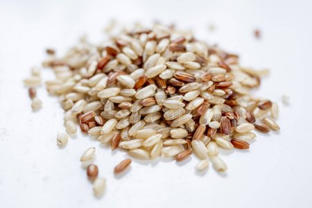 Téléchargez les photos : Grains de riz brun intégraux - en image libre de droit
