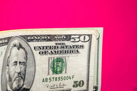 Foto de Billete de cincuenta dólares sobre fondo rosa - Imagen libre de derechos