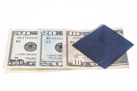 Téléchargez les photos : Pyramide sur dollars sur fond blanc - en image libre de droit