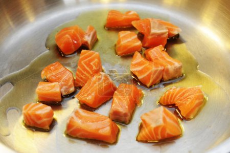Téléchargez les photos : Tranches fraîches de saumon dans la poêle - en image libre de droit