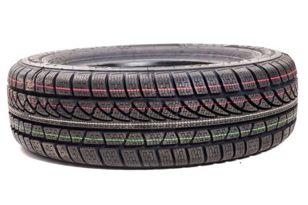 Téléchargez les photos : Roue automobile nouveau pneu noir pour voiture d'hiver conduite isolé sur fond blanc - en image libre de droit