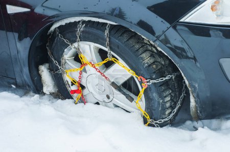 Téléchargez les photos : Voiture avec chaînes à neige montées dans un environnement hivernal - en image libre de droit
