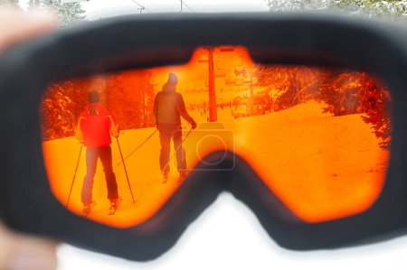 Foto de Vista de perfil de gafas con escena freeride como fondo - Imagen libre de derechos