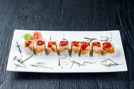 Téléchargez les photos : Savoureux sushi japonais sur assiette - en image libre de droit