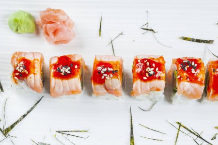 Foto de Sabroso sushi japonés en el plato - Imagen libre de derechos