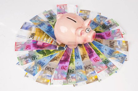 Téléchargez les photos : Francs suisses et tirelire isolés sur fond blanc - en image libre de droit