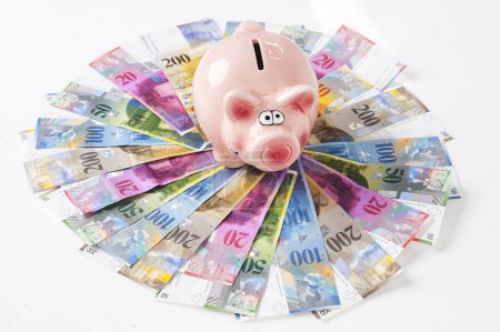 Téléchargez les photos : Francs suisses et tirelire isolés sur fond blanc - en image libre de droit