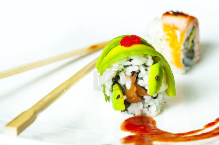 Foto de Sushi japonés aislado sobre fondo blanco - Imagen libre de derechos
