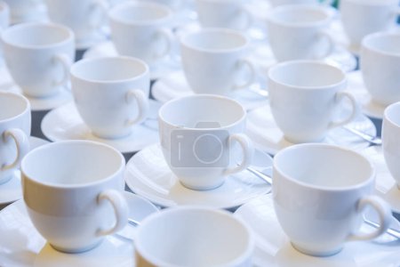 Foto de Tazas de café y té se ven en una mesa en el restaurante - Imagen libre de derechos