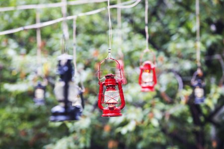 Téléchargez les photos : Lampes à huile de kérosène vintage suspendues sur le fil - en image libre de droit