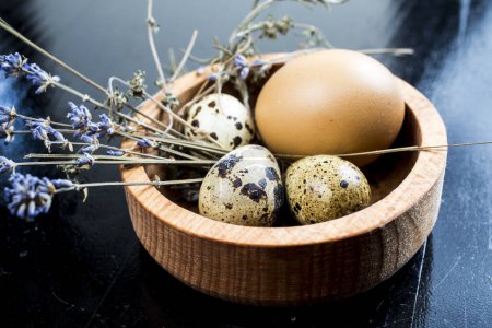 Foto de Pollo y huevos de codorniz en tazón - Imagen libre de derechos