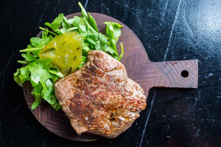 Téléchargez les photos : Steak de porc grillé aux feuilles - en image libre de droit