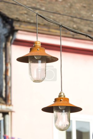 Téléchargez les photos : Lampadaires suspendus à l'extérieur - en image libre de droit
