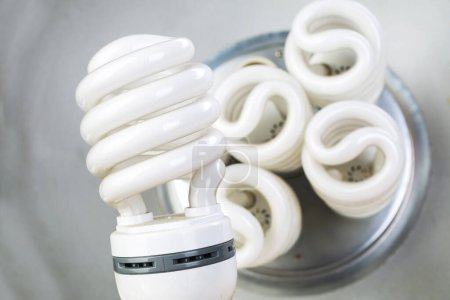 Téléchargez les photos : Ampoules à économie d'énergie - en image libre de droit