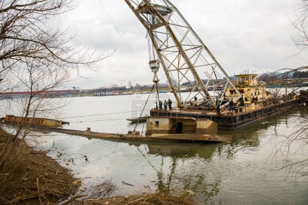 Foto de BELGRADE, SERBIA - FEBRERO, 2016. grúa de buques industriales retiró el viejo barco hundido del río, en Serbia - Imagen libre de derechos
