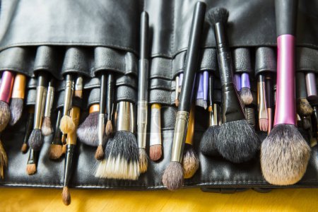 Téléchargez les photos : Brosses de maquillage en boîtier foncé - en image libre de droit