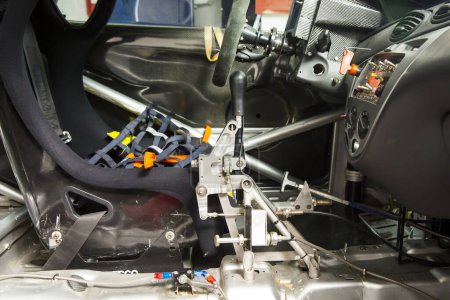 Foto de Interior de un coche de carreras con jaula de rodillos - Imagen libre de derechos