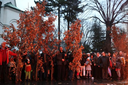 Foto de BELGRADO - 6 DE ENERO: La gente ve una quema ceremonial de ramas de roble seco - el símbolo del tronco de Yule para la víspera de Navidad ortodoxa frente a la iglesia de San Sava el 6 de enero de 2016 en Belgrado, Serbia. - Imagen libre de derechos