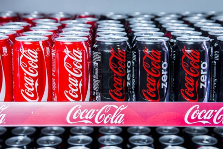 Foto de Belgrado, Serbia - 28th, 2015: Coca-Cola y Coca-Cola Zero pueden en la nevera. Coca-Cola Company es el líder de mercado más popular en Serbia - Imagen libre de derechos