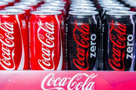 Téléchargez les photos : Belgrade, Serbie - 28 / 05 / 2015 : Coca-Cola et Coca-Cola Zero au réfrigérateur. Coca-Cola Company est le leader du marché le plus populaire en Serbie - en image libre de droit