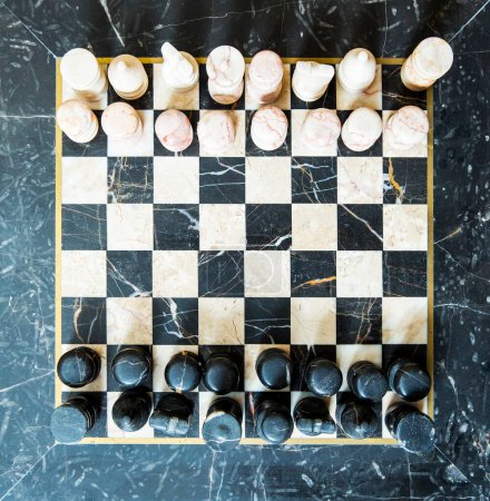 Foto de Tablero de ajedrez con figuras, vista superior - Imagen libre de derechos