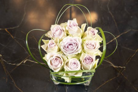 Foto de Hermoso ramo de rosas en la cesta - Imagen libre de derechos