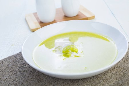 Foto de Sopa de calabacín en plato blanco - Imagen libre de derechos