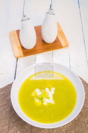 Téléchargez les photos : Soupe de courgettes en assiette blanche - en image libre de droit