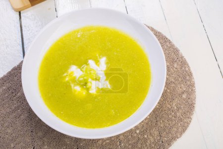 Téléchargez les photos : Soupe de courgettes en assiette blanche - en image libre de droit