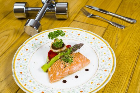 Téléchargez les photos : Filet de saumon aux légumes et un poids argenté pour les loisirs - en image libre de droit
