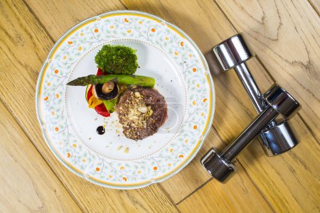 Téléchargez les photos : Steak aux légumes bouillis dans une assiette - en image libre de droit