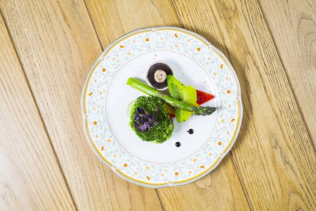 Foto de Verduras al vapor en un plato de cerca - Imagen libre de derechos